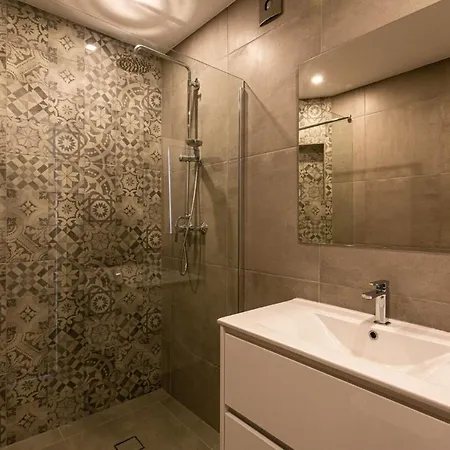 Lemon Tree Apartment *